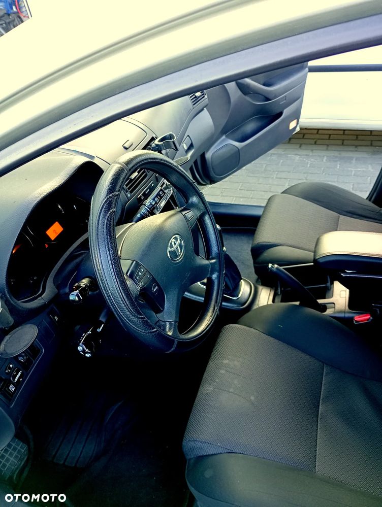 Toyota Avensis - 17