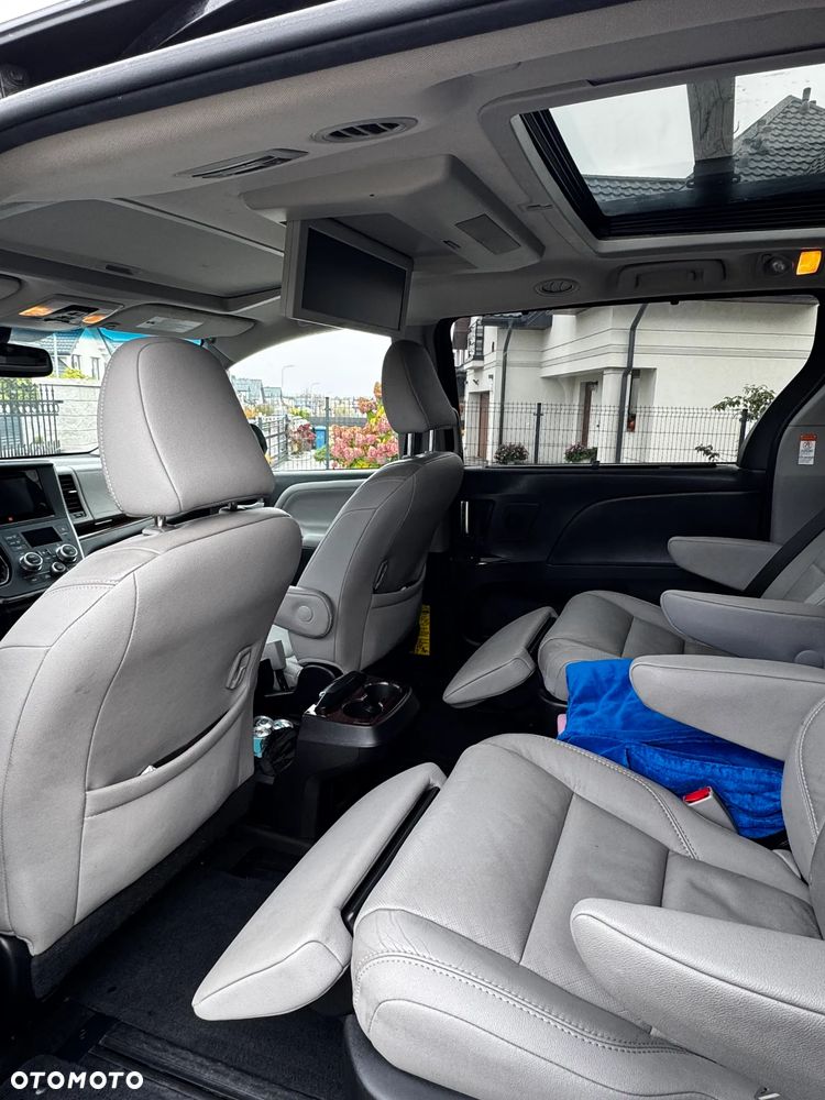 Toyota Sienna - 16
