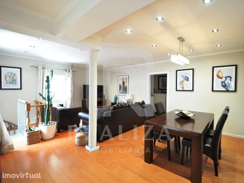 Moradia geminada remodelada T4 em Alapraia - Estoril - Grande imagem: 2/60