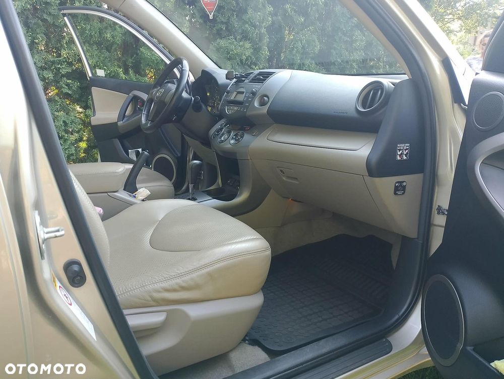 Toyota RAV4 - 8