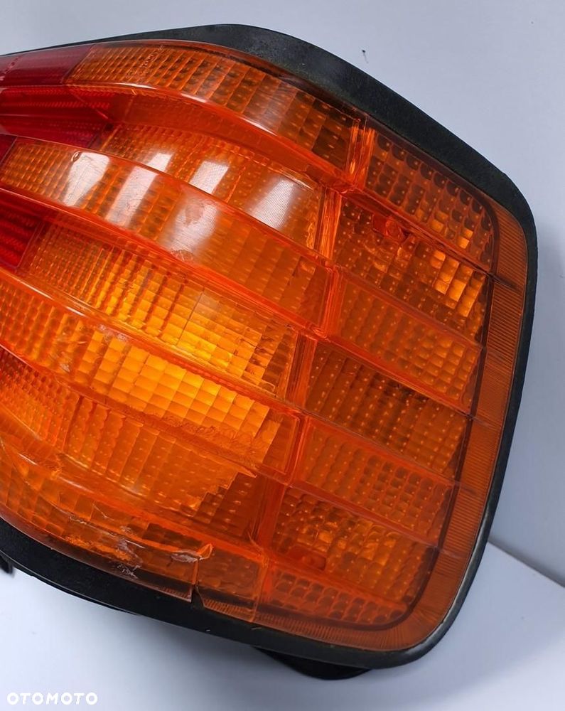 LAMPA PRAWY TYŁ TYLNA MERCEDES W126 EUROPA - 2