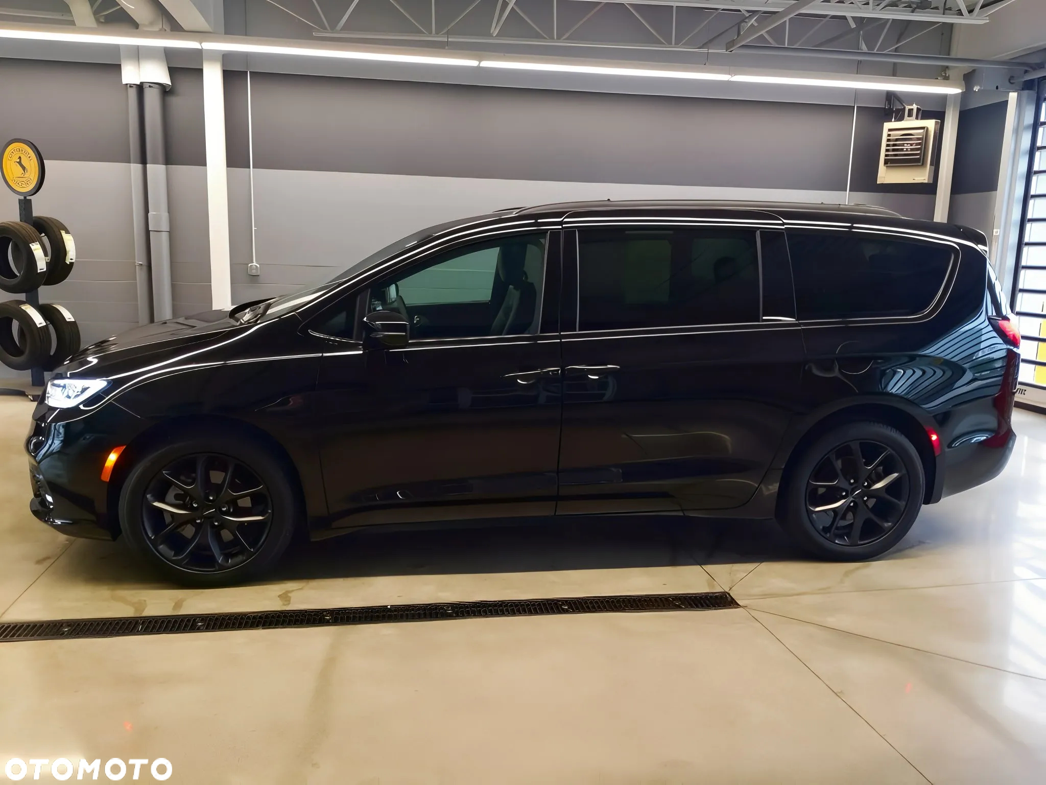 Chrysler Pacifica - 2