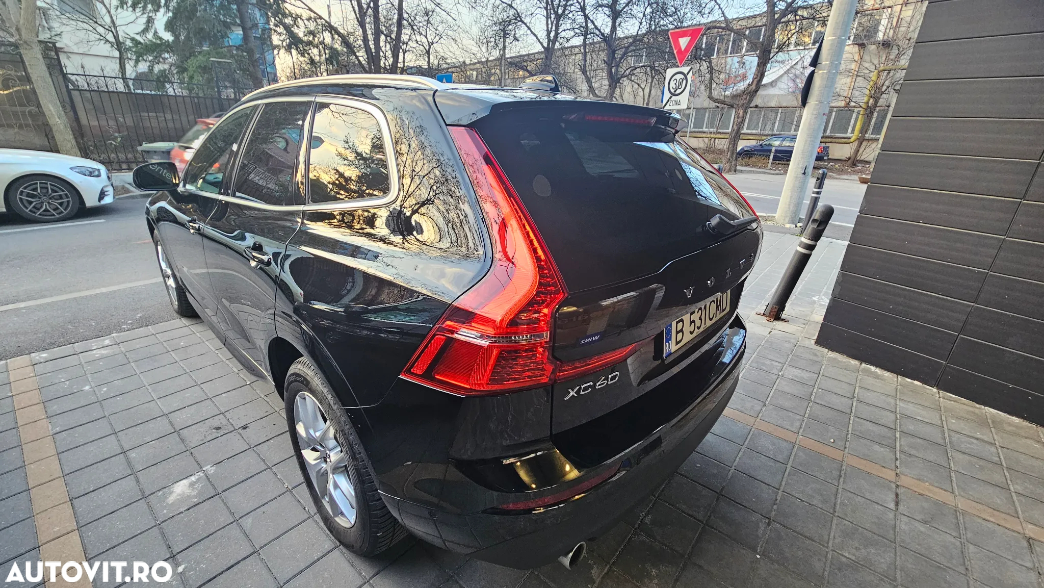 Volvo XC 60 B5 AWD Momentum Pro - 3