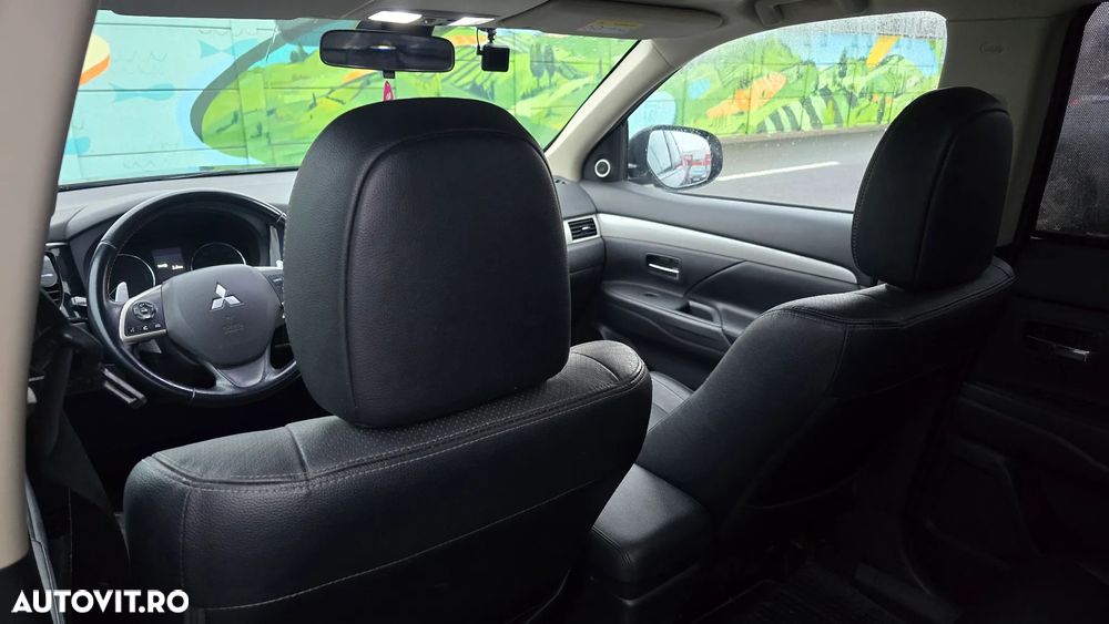 Mitsubishi Outlander 2.0 4WD Plug-In Hybrid Top - 17