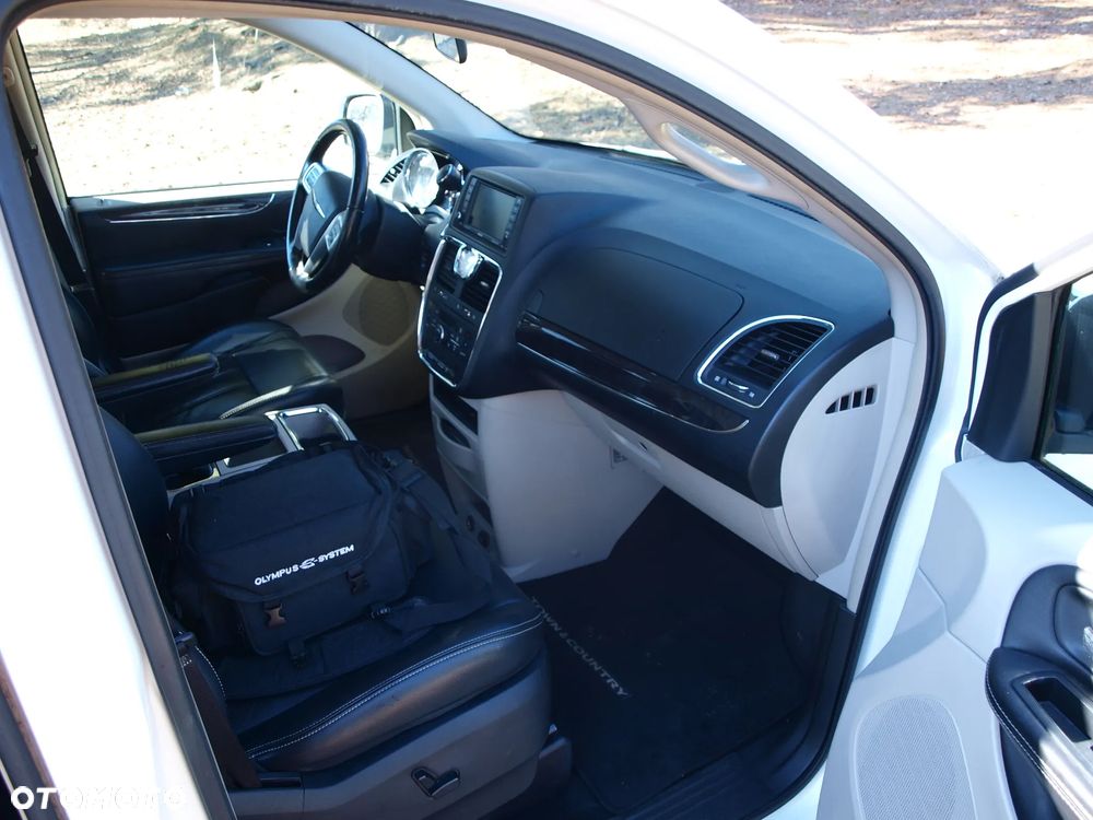 Chrysler Town & Country - 17