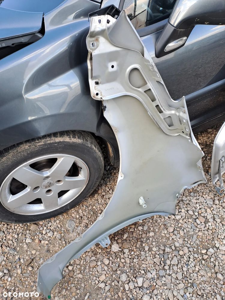 Toyota Prius II błotniki kod lakieru 1F7 - 19