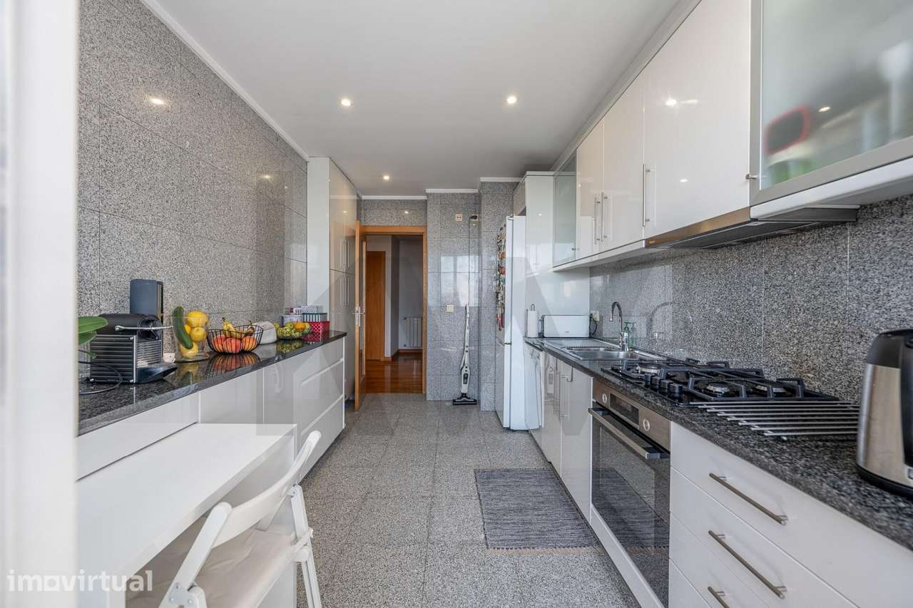 Apartamento T2 com varanda e garagem no Pinheiro Manso, Porto - Grande imagem: 3/23