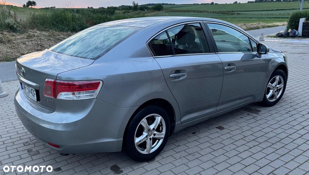 Toyota Avensis 1.8 Luna - 1