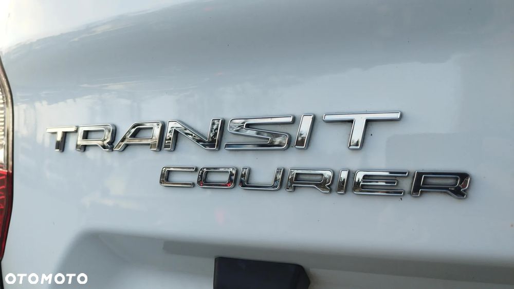 Ford Transit Courier - 32