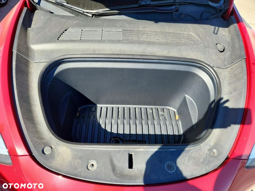 Tesla Model Y - 12