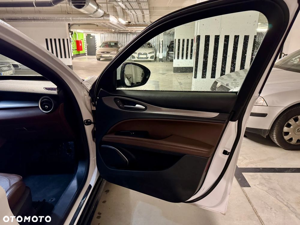Alfa Romeo Stelvio - 16