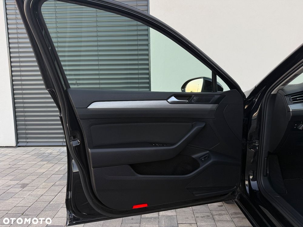 Volkswagen Passat 2.0 TDI SCR DSG Conceptline - 16