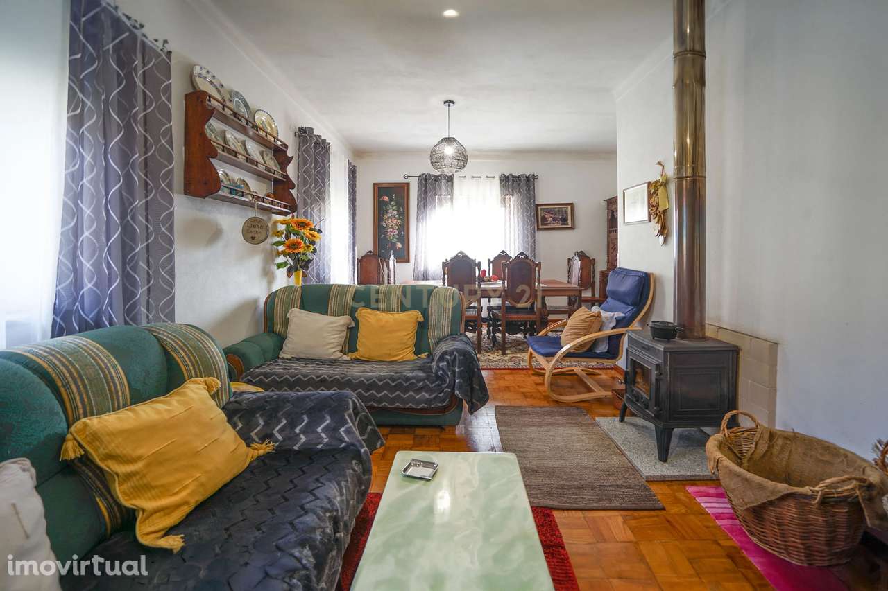Moradia T3 + 1  com duas garagens, terreno com poço e anexos- Lousã - Grande imagem: 2/37