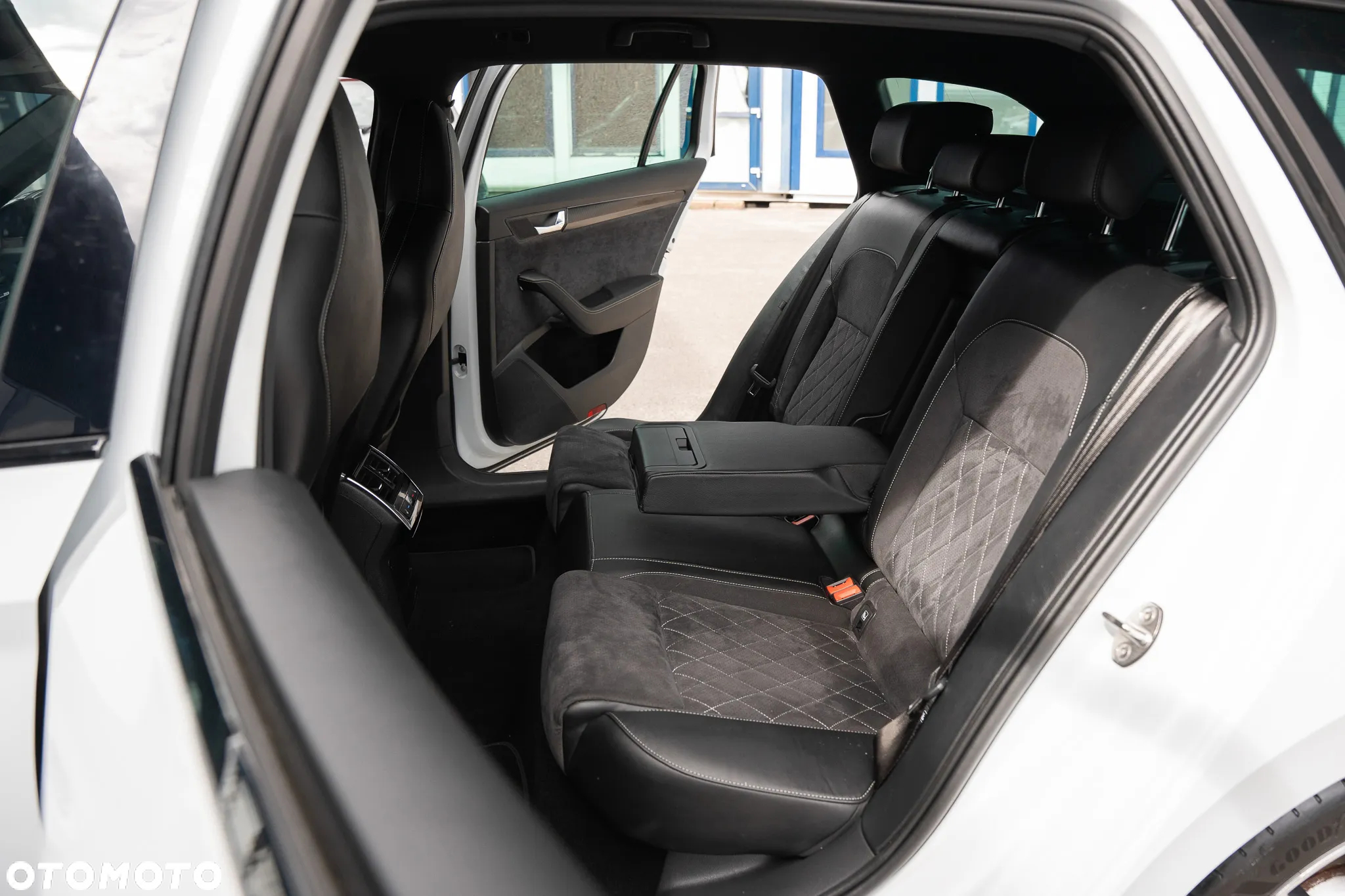 Skoda Superb 2.0 TDI DSG Sportline - 30