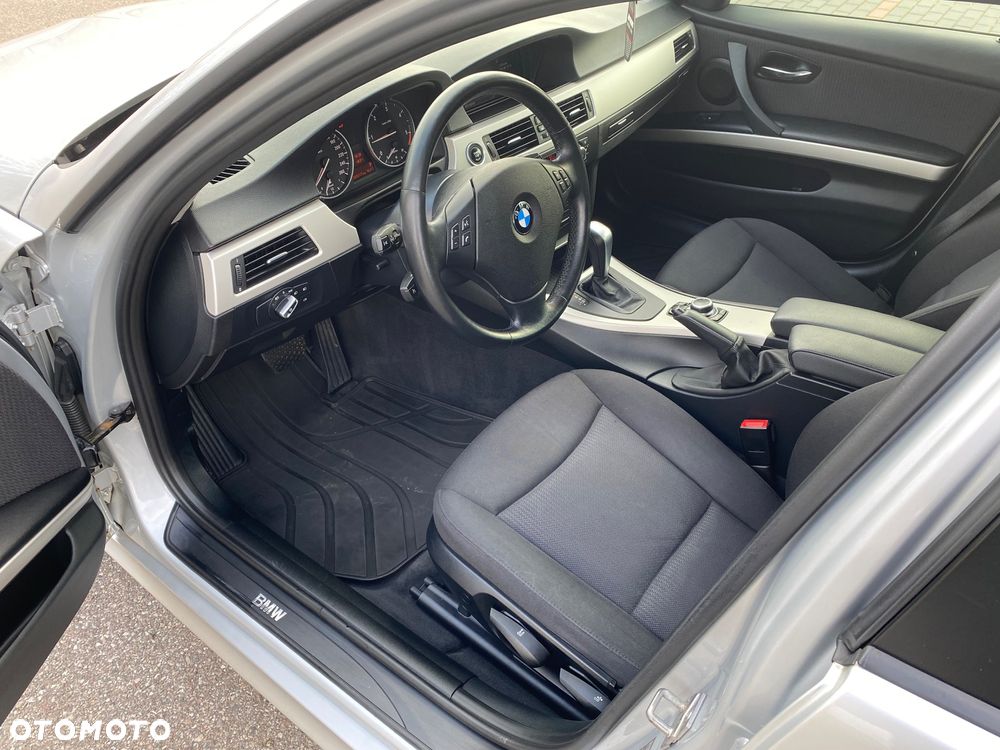 BMW Seria 3 320d DPF Touring - 12