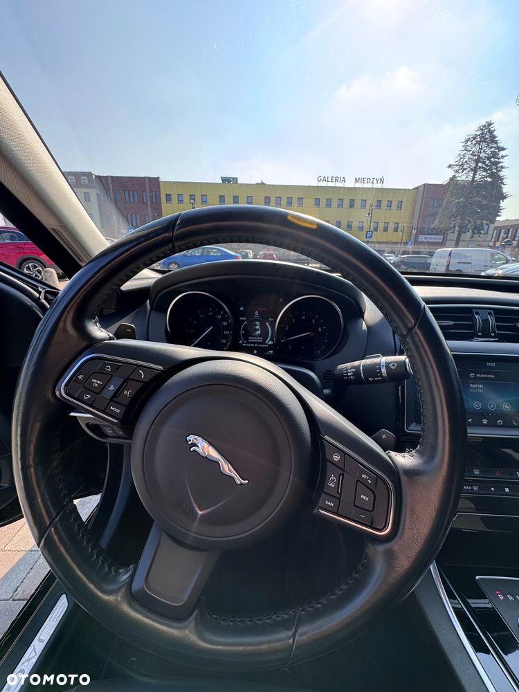 Jaguar XE 25t Prestige - 19