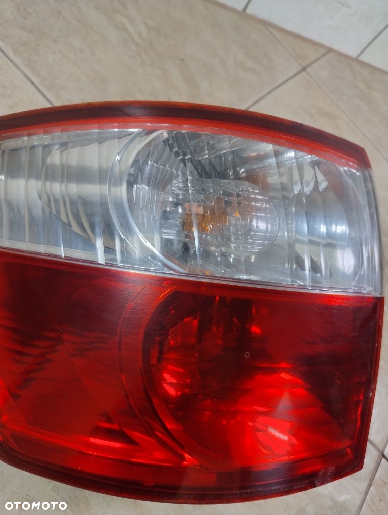 Lampa tył lewa Toyota Avensis Verso lift 03-06 wysyłka OLX - 3