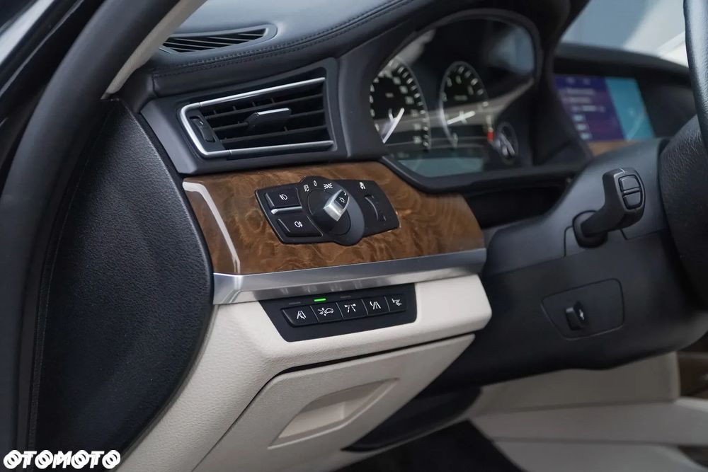 BMW Seria 7 750i L xDrive - 21