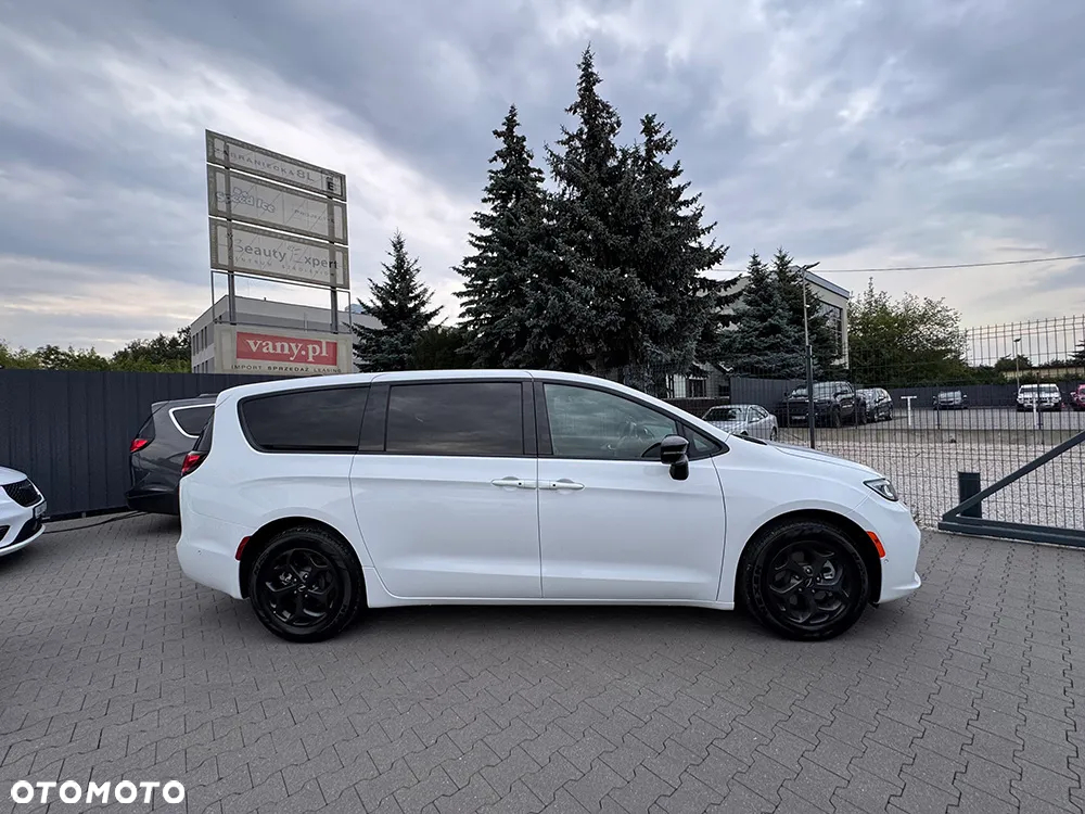 Chrysler Pacifica - 4
