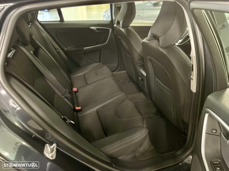Volvo V60 2.0 D4 Momentum - 23