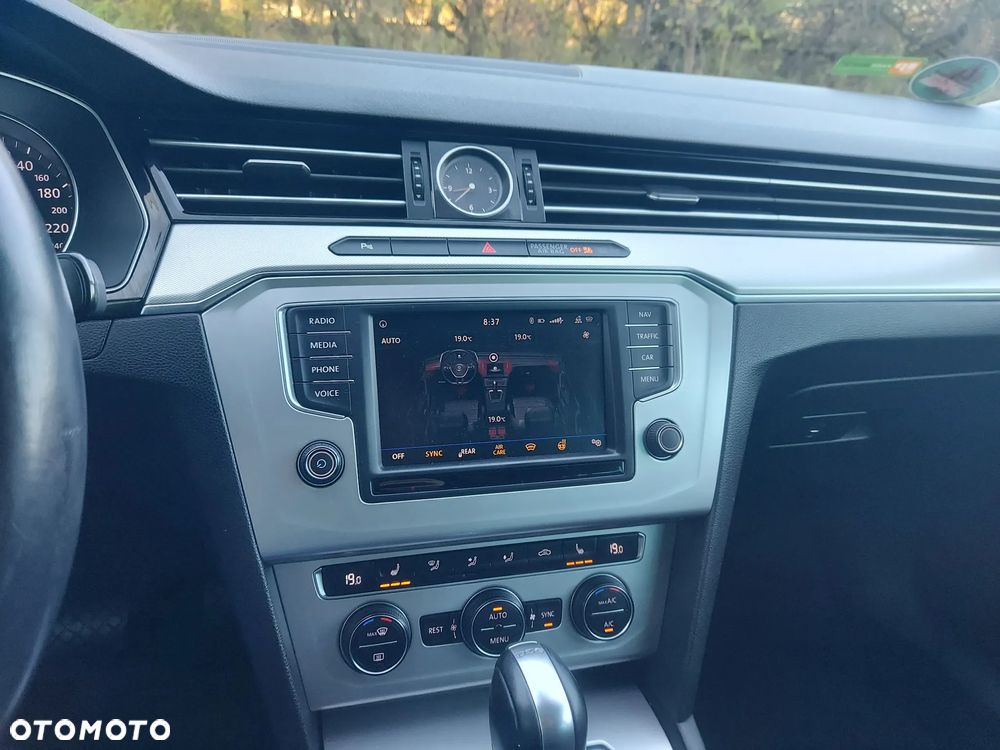 Volkswagen Passat - 17