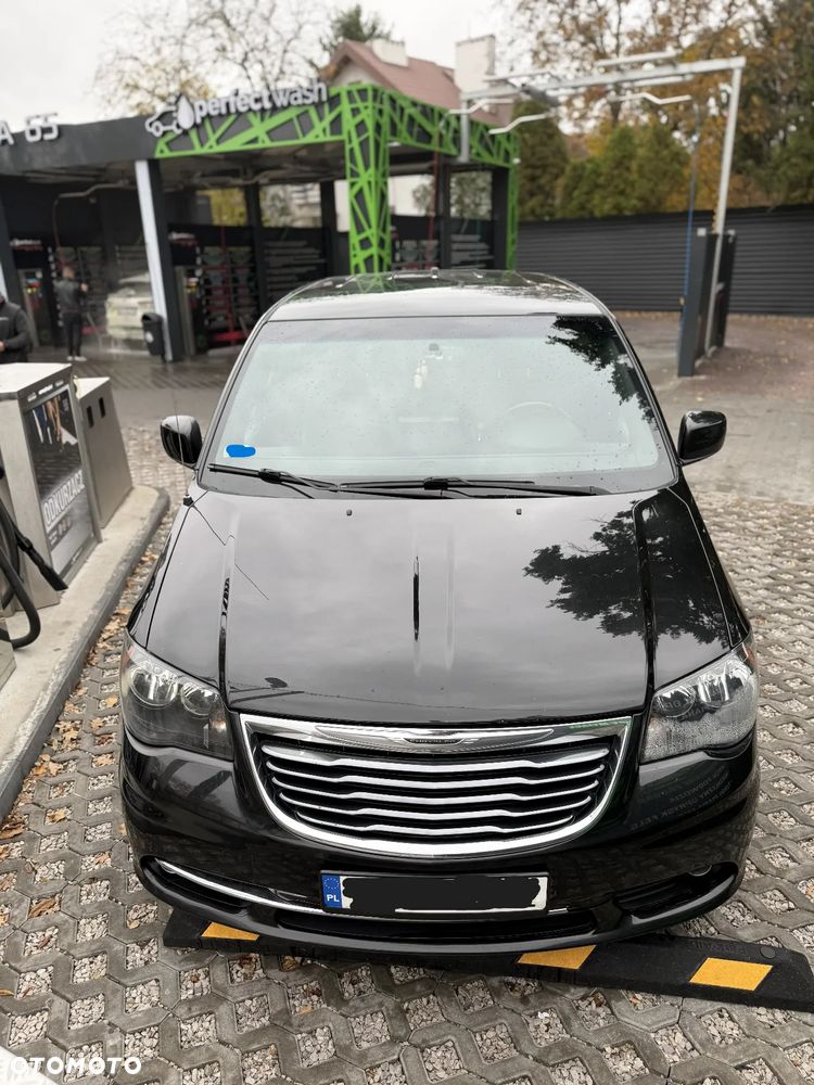 Chrysler Town & Country - 12