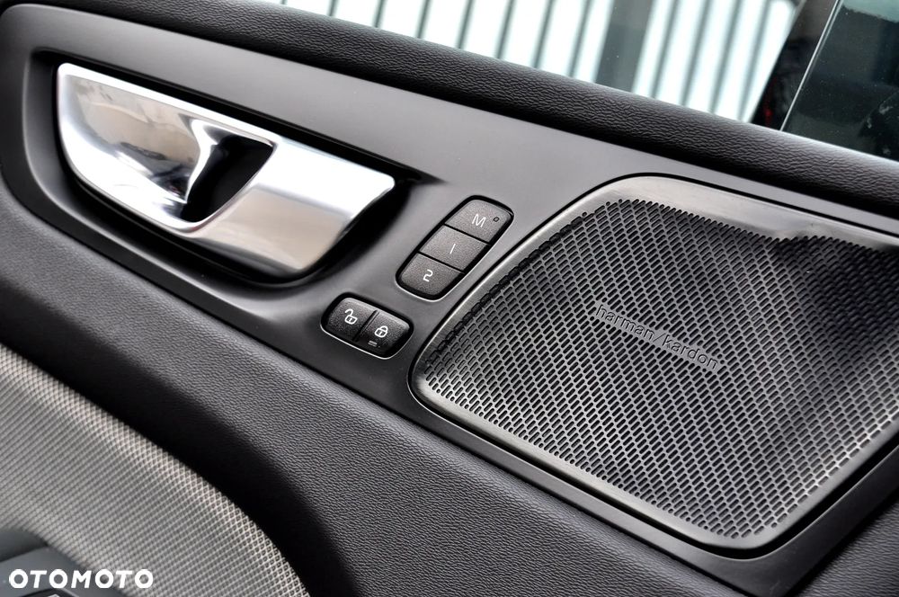 Volvo XC 60 T6 AWD Recharge Geartronic RDesign - 23