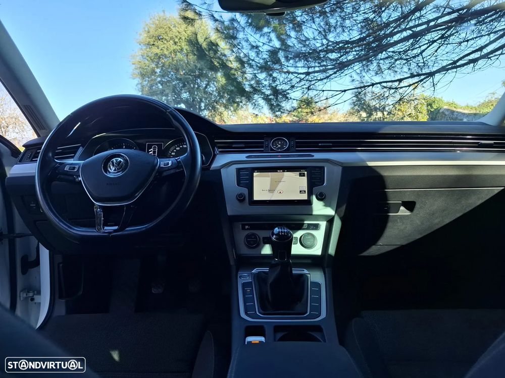 VW Passat 1.6 TDI Trendline - 24