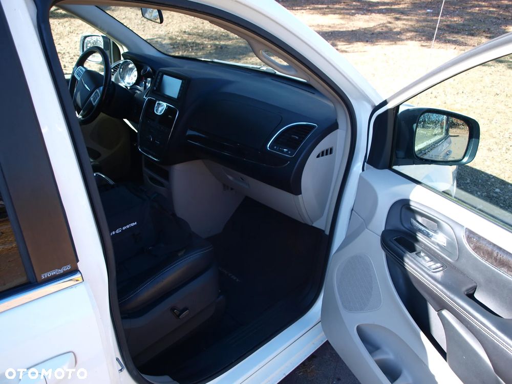 Chrysler Town & Country - 2