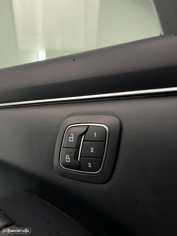 Ford Mustang Mach-E 75.7 kWh Premium AWD - 25