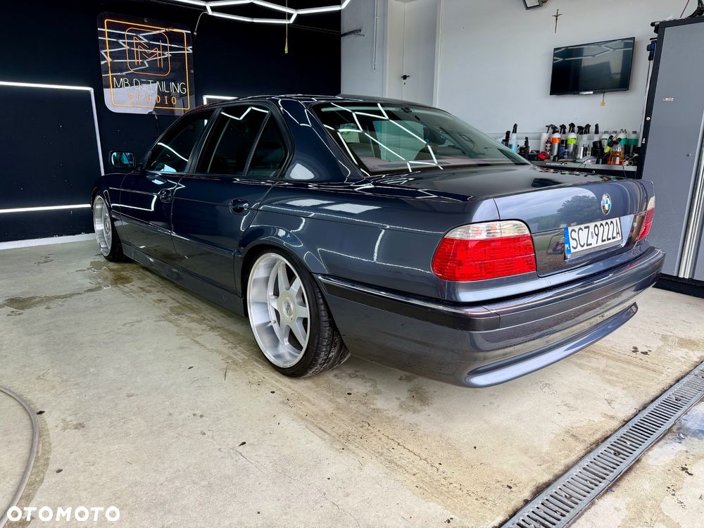 BMW Seria 7 740i V8 - 3