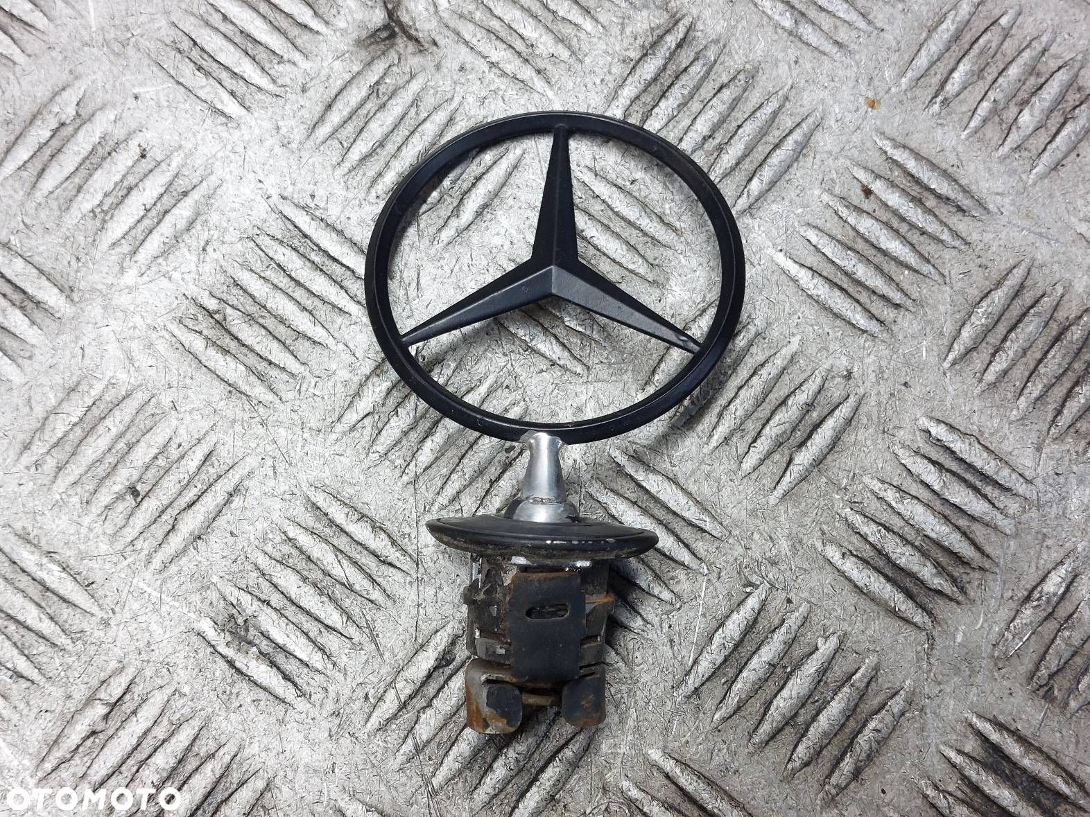 EMBLEMAT ZNACZEK LOGO MASKI MERCEDES W210 E KLASA - 1