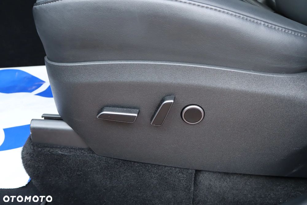 Tesla Y Long Range AWD - 12