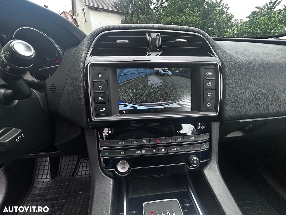 Jaguar F-Pace - 13