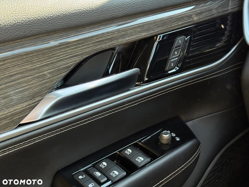 Jeep Wagoneer - 29