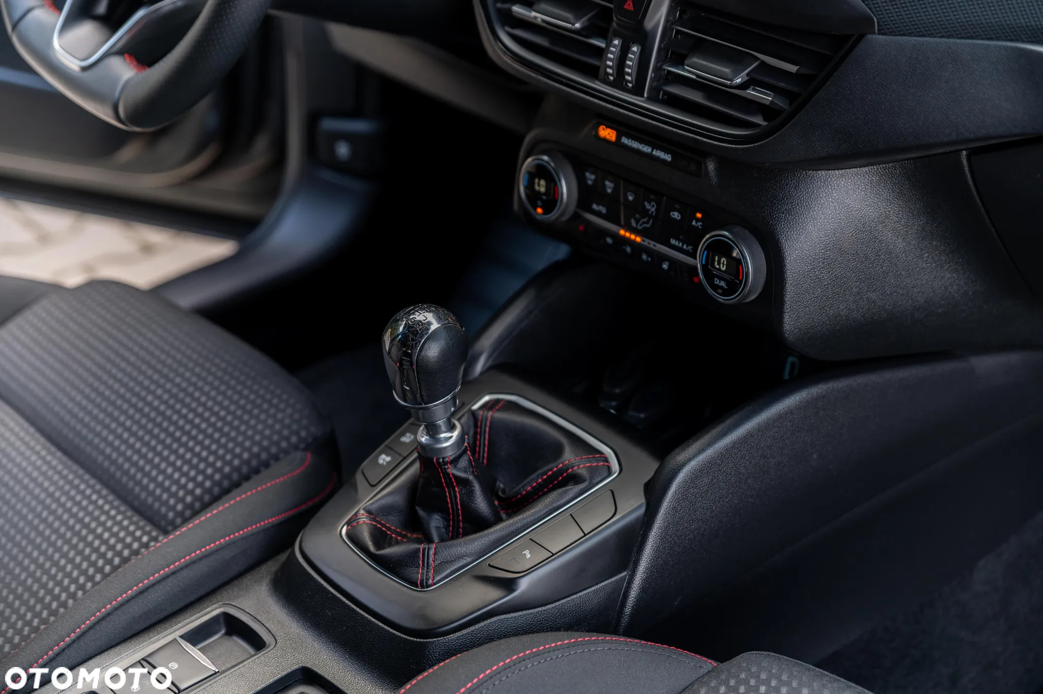 Ford Focus 1.0 EcoBoost Hybrid ST-LINE - 24