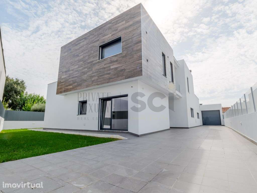 Moradia T5 isolada com Garagem Piscina e Jardim, em Azeitão - Grande imagem: 4/60