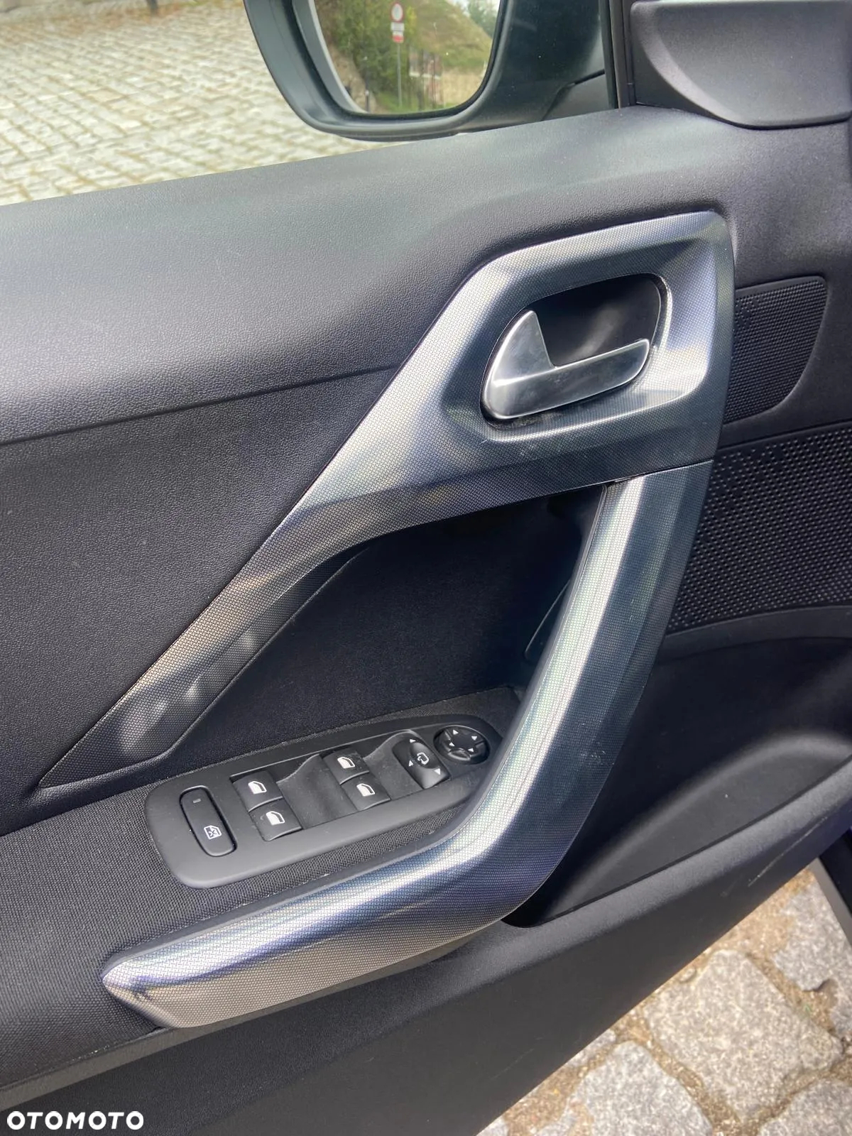 Peugeot 2008 1.2 Pure Tech Allure S&S - 18