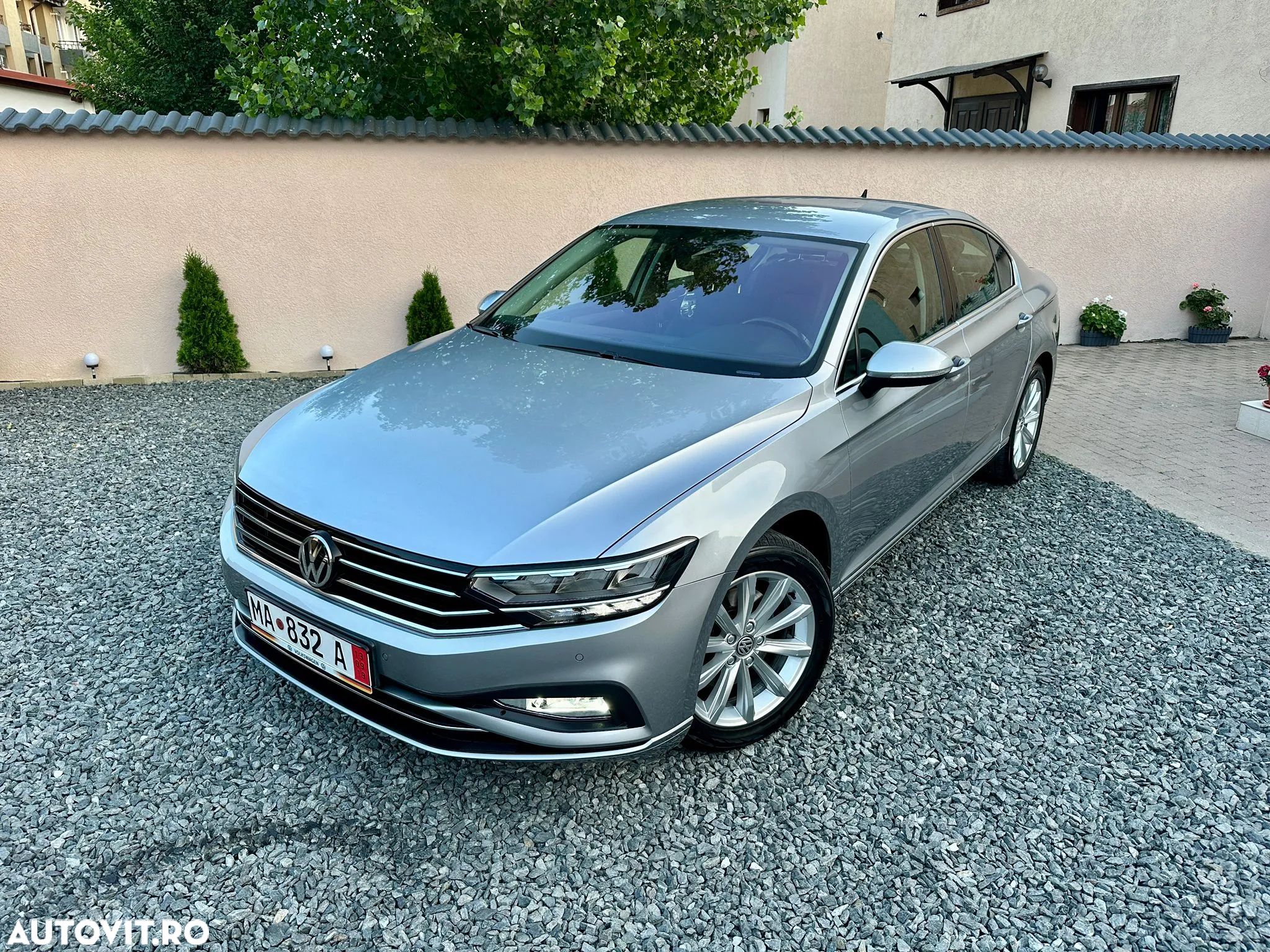 Volkswagen Passat - 1