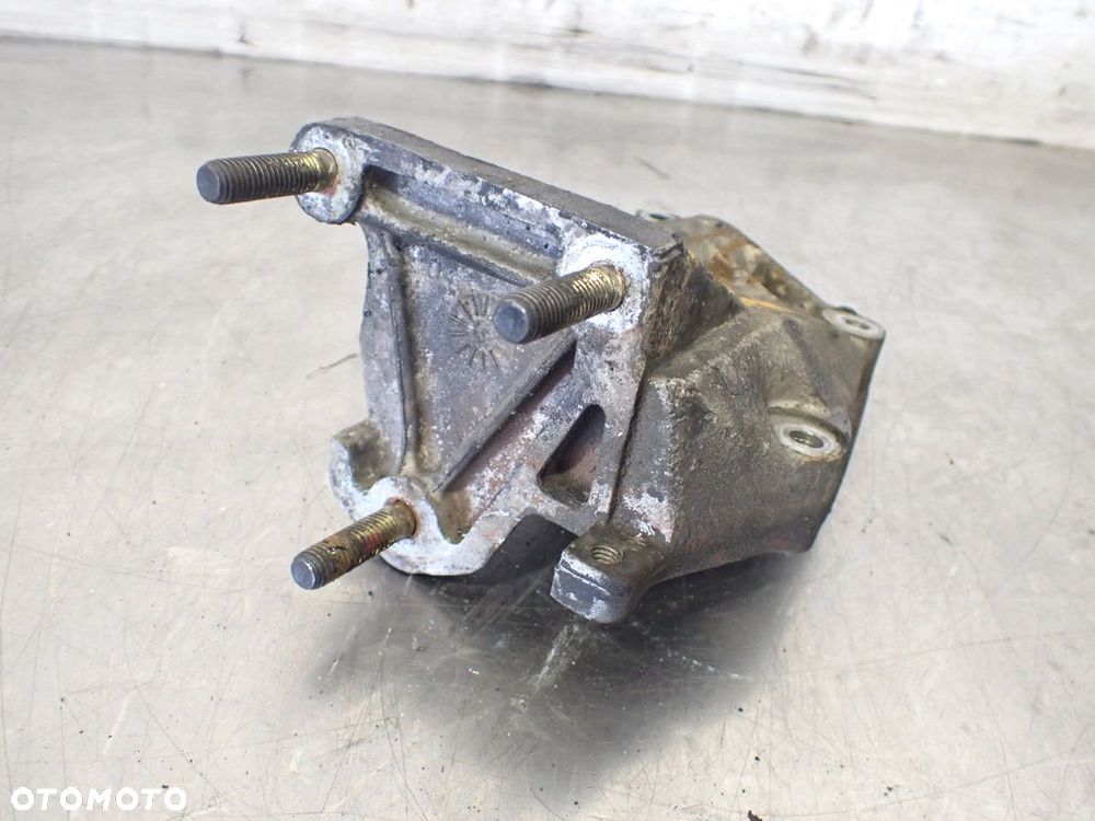 ŁAPA SILNIKA PEUGEOT 205 1.8 - 2