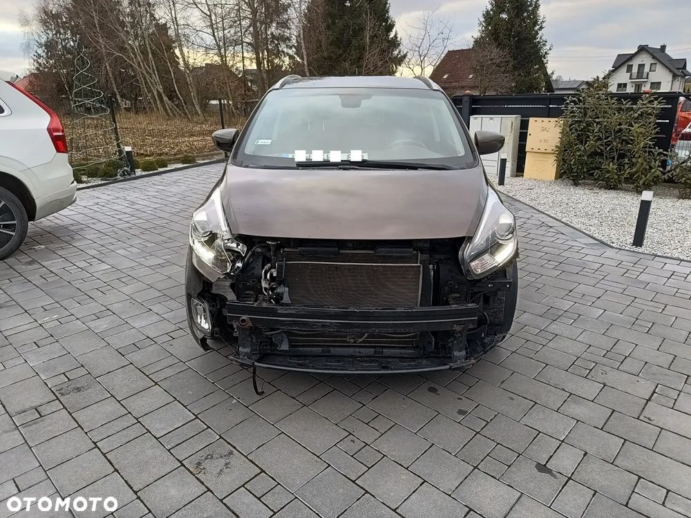 Kia Carens - 4