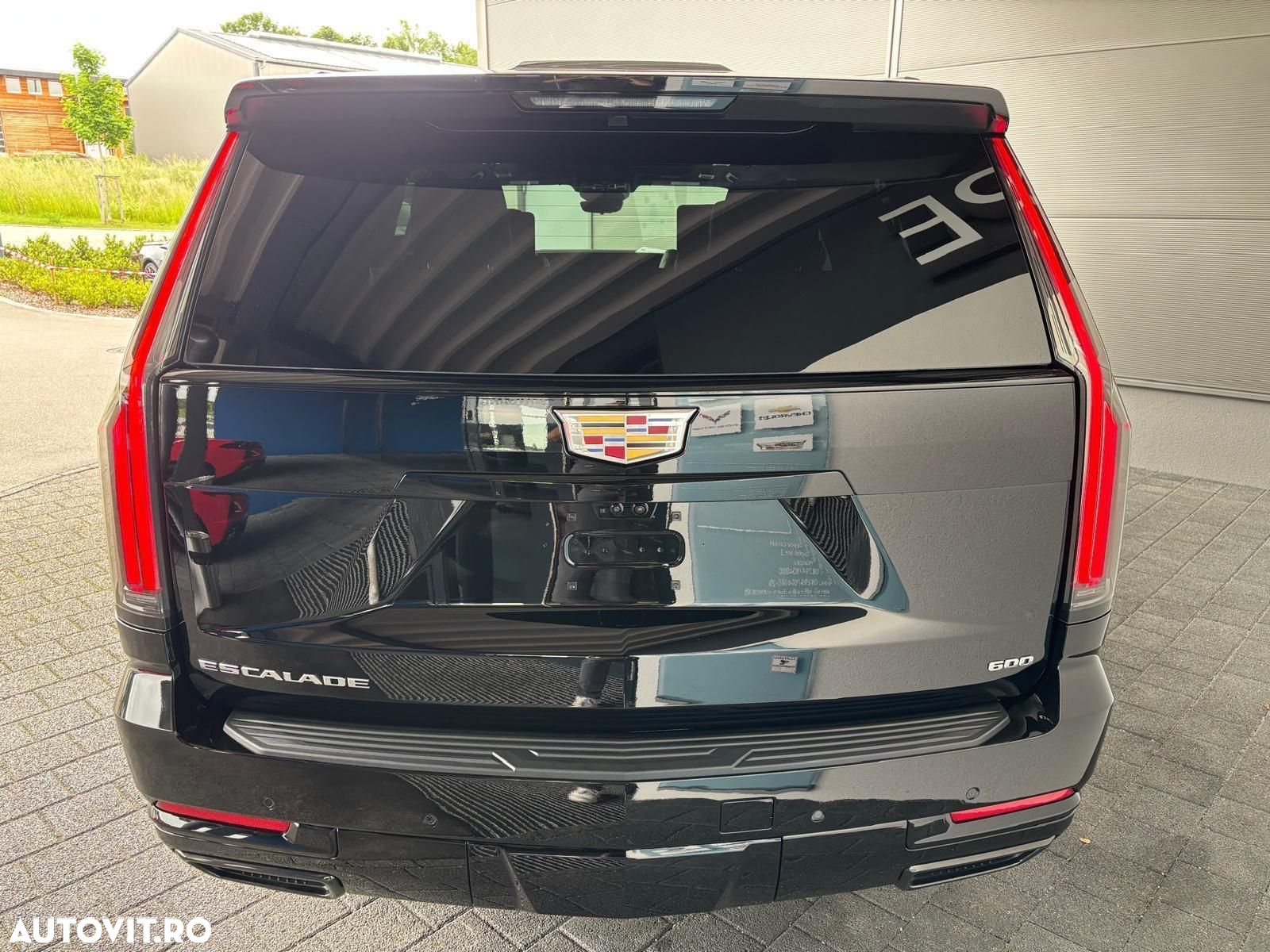 Cadillac Escalade - 3