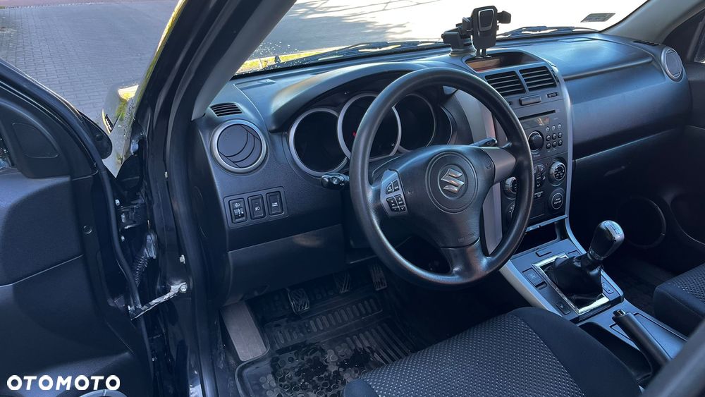 Suzuki Grand Vitara 2.0 Comfort + - 18