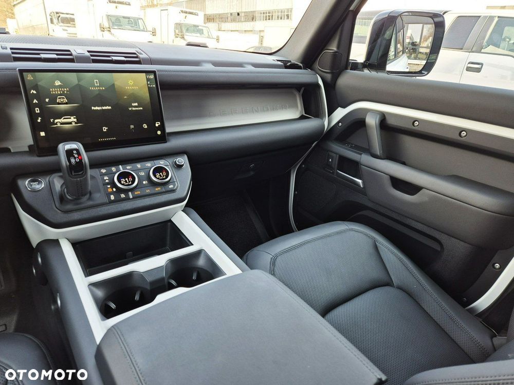 Land Rover Defender - 24