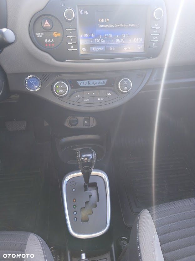 Toyota Yaris Hybrid 100 Selection - 11