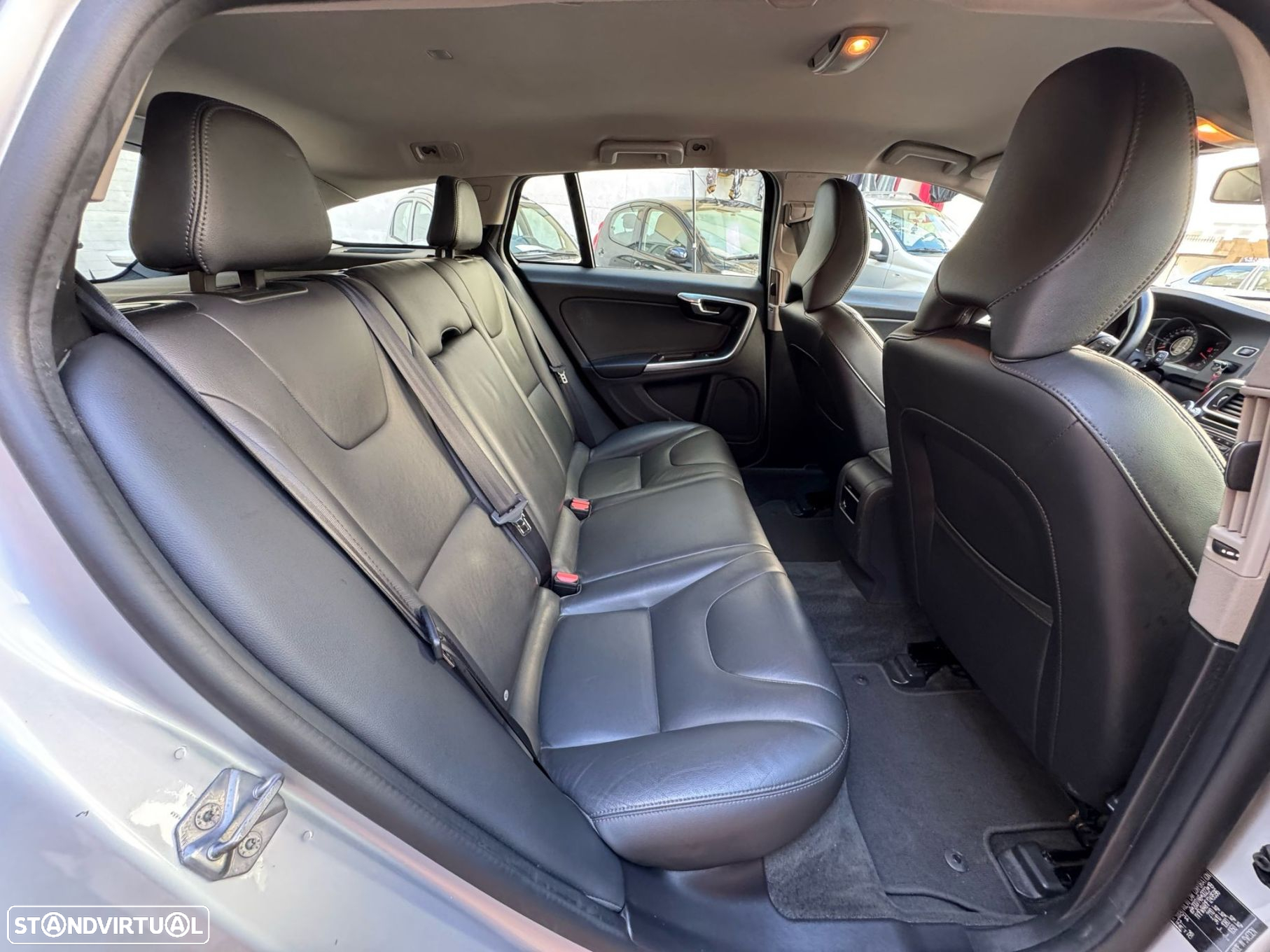 Volvo V60 1.6 D2 Momentum Eco - 14