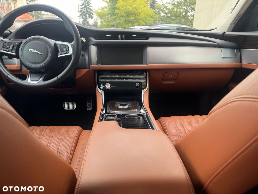 Jaguar XF 25t Portfolio - 13