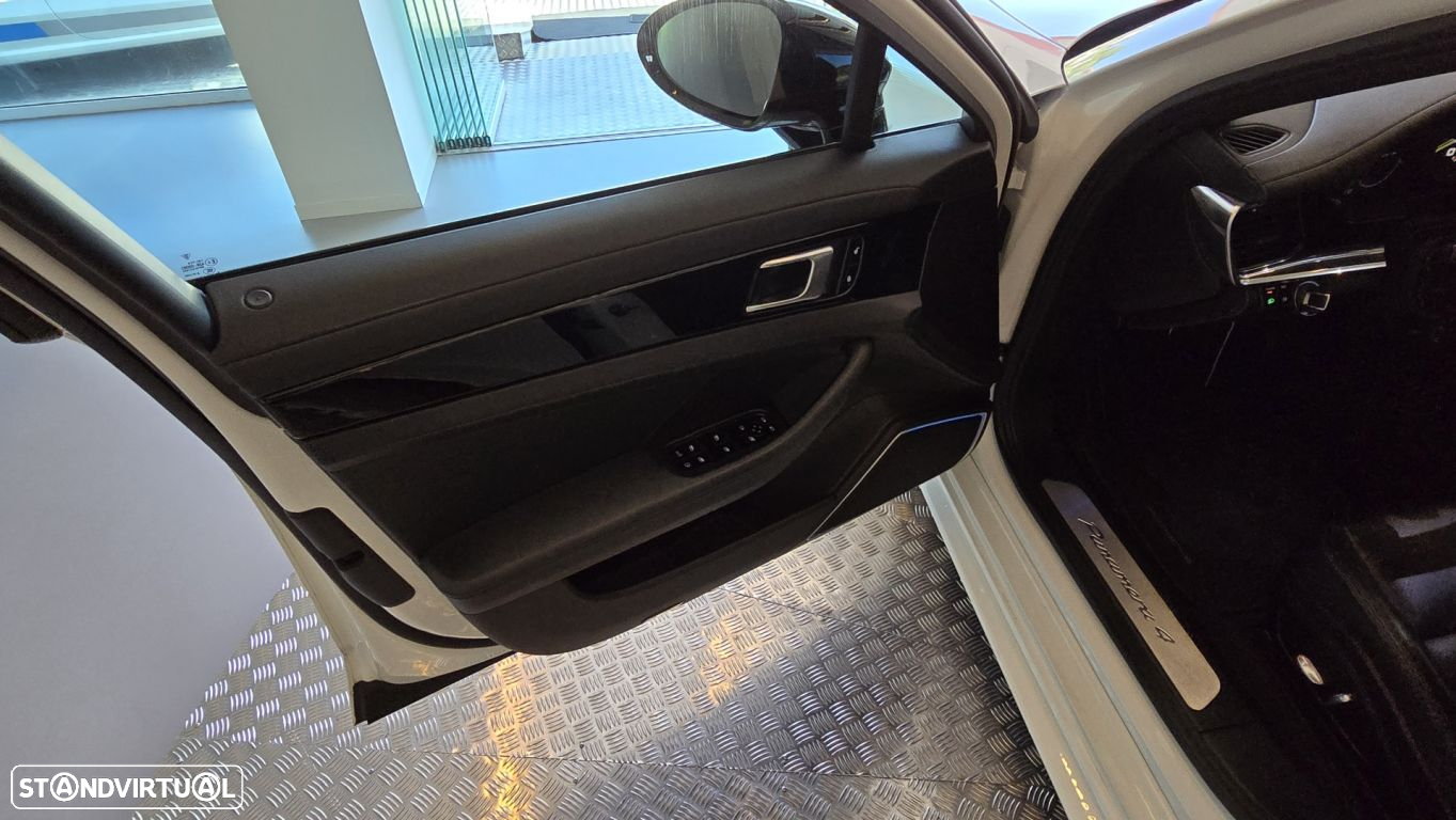 Porsche Panamera 4 E-Hybrid - 30
