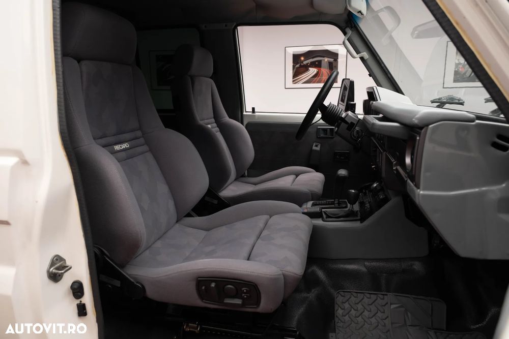 Toyota Land Cruiser - 33