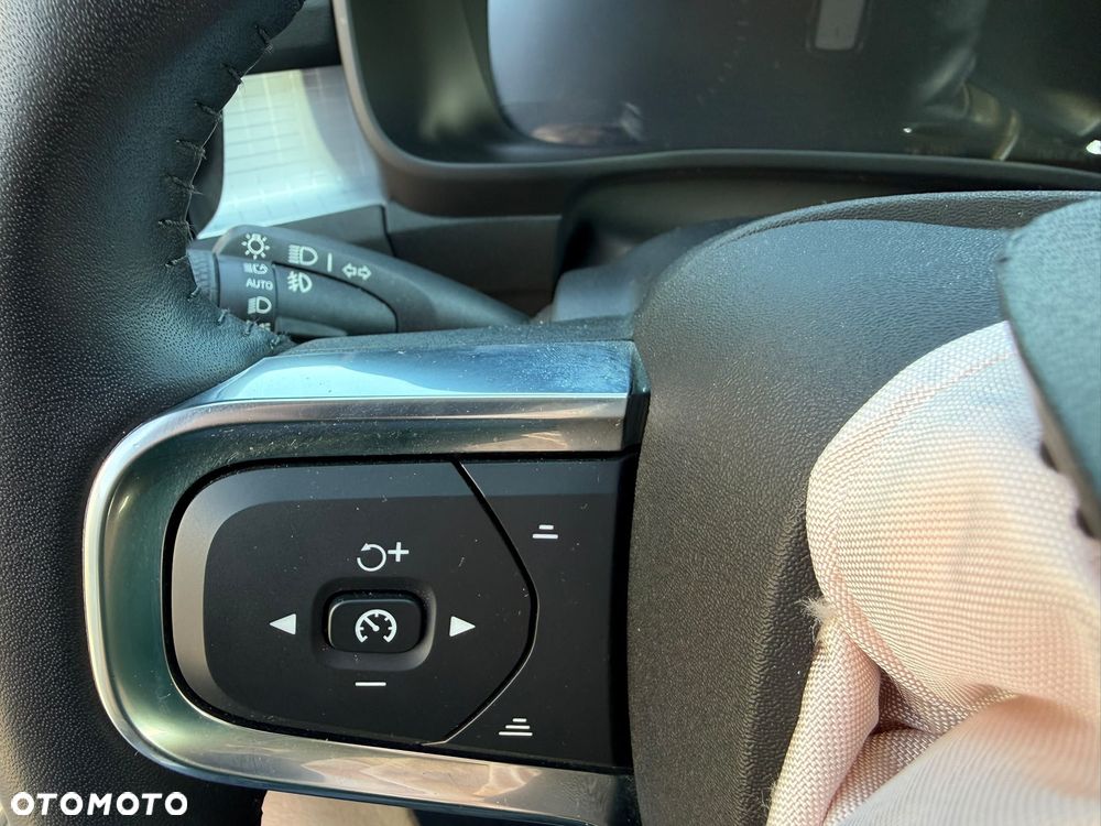 Volvo XC 40 T3 Momentum Pro - 22